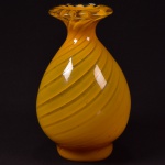 Vaso estilo art deco, em vidro murano laranja decorado c/ ondeados, alt. 20cm.