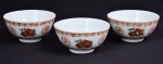 Três bowls chineses ao gosto Cia. das Índias, em porcelana branca decorada c/ frutos e flores em monocromia, med. 11,5 x 6cm.