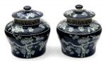 Par de grandes potiches chineses ao gosto da dinastia Chien Lung, em porcelana powder blue decorada c/ flores de cerejeira, med. 24 x 31cm.