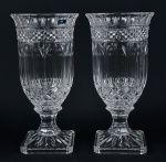 BOHEMIA - Par de grandes vasos tchecos estilo Luiz XVI, em cristal ecológico lapidado em gomos e carreaux, med. 16 x 33cm.
