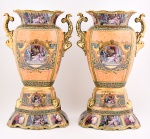 Par de grandes ânforas estilo Luiz XV, em porcelana decorada c/ cenas galantes policromadas circundadas por flores douradas, alt. 35cm.