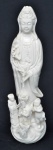 Kuanyin, estatueta chinesa c/ fonte d'água, em porcelana blanc de chine, alt. 30cm. (falta pedaço de uma das crianças).
