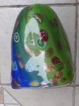 Cúpula p/ luminária estilo art deco, em vidro murano verde c/ nuances azuladas c/ decoração millefiori multicolorida e pigmentação em pó de ouro, med. 22 x 16 x 21cm.