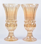 BOHEMIA - Par de grandes vasos floreira de pé alto estilo art deco, em grosso cristal dito de fogo âmbar, bojo gomado, base balaustre, med. 20 x 41cm.