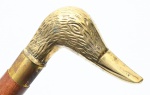 Bengala indiana estilo inglês vitoriano, em madeira nobre, castão em bronze dourado na forma de cabeça de pato.