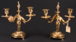 S/ ASSINATURA - Esc. Francesa - Séc. XIX - Excepcional Par de candelabros p/ 02 velas francês circa 1900 estilo Luiz XV, em bronze ormulu (banho de ouro 24k), cinzelado em motivos rocaille, med. 27 x 26cm.