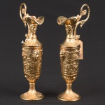 Magnifico Par de jarras jug francesas Séc. XIX estilo Luiz XV, em metal ormulu (banho ouro 24k), finamente cinzelado c/ cariátides e festa pagã, alt. 21cm.