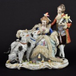 Fidalgos c/cão galgo, excepcional grupo escultórico alemão séc. XIX estilo barroco, em porcelana ricamente policromada e dourada, med. 23 x 23cm.