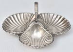 MAPPIN & WEBB - Petisqueira inglesa circa 1920 estilo regency, em metal espessurado a prata, contrastada, med. 23 x 22cm.