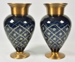 Par de vasos estilo Luiz XV, em cristal overlay double azul, lapidado em losangos e cabochões, borda e base em metal dourado, alt. 28cm.