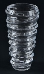 Vaso estilo art deco, em cristal ecológico lapidado c/ espirais em alto relevo, med. 13 x 26cm.