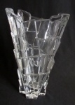 Vaso estilo art deco, em grosso cristal lapidado em elementos geométricos sobrepostos, med. 15 x 15 x 27cm.