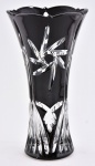 Vaso estilo Luiz XV, em grosso cristal double black e translucido lapidado em estrelas e palmas, med. 14 x 24cm.