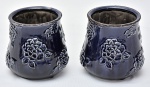 Par de cachepots chineses, em porcelana powder blue c/ decoração floral em alto relevo, med. 13 x 12cm.
