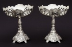 Par de grandes fruteiras de pé alto indianas estilo inglês regency, em metal prateado e cinzelado c/ treliças e acantos, med. 23 x 28cm.