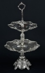 Grande doceira c/ 02 estágios estilo ingles vitoriano, em metal prateado finamente cinzelado c/ flores, med. 27 x 50cm.