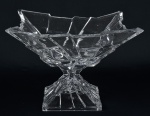 Grande centro de mesa fruteira de pé alto estilo contemporâneo, em grosso cristal ecológico lapidado, med. 27 x 27 x 20cm.