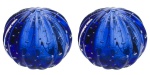 Par de grandes pinhas estilo art deco, em vidro murano azul, bojos gomados, internamente c/ decoração em bolhas, med. 13 x 9cm.