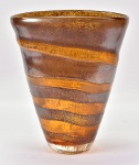 Vaso estilo art deco, em vidro murano âmbar decorado c/ espirais de nuances prateadas, med. 22 x 13 x 34cm.
