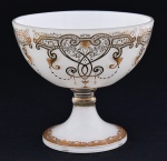 Bomboniere italiana estilo barroco veneziano, em vidro opalinado branco c/ decoração em ouro brunido, med. 15 x 13cm.