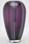 Vaso estilo art deco, em vidro murano lilas decorado c/ frisos brancos, alt. 28cm.