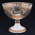 Porta confeitos francês estilo Luiz XV, em cristal c/ decoração em ouro brunido, base opalinada na cor branca, med. 15 x 14cm.