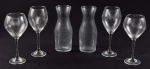Conjunto de tete a tete, em demi cristal liso, decorado c/ coroas douradas: par decanter (22cm), 02 goblets p/ vinho tinto (23cm), e 02 goblets p/ vinho branco (22cm), total 06 peças.