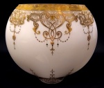 Grande centro de mesa floreira europeu estilo art nouveau, em vidro opalinado branco decorado c/ elementos fitomorfos em ouro brunido, med. 27 x 12 x 26cm.