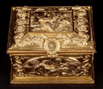 A. B. PARIS - Excepcional Porta joias francês circa 1900 estilo Luiz XV, em bronze ormulu (banho de ouro 24k), toda a peça ricamente cinzelada em alto e baixo relavo c/ cenas romântica, interior em veludo vermelho, monogramado, med. 12,5 x 9,5 x 9cm.