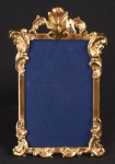 Porta retrato francês circa 1900 estilo Luiz XV, em metal ormulu (banho ouro 24k), finamente cinzelado c/ motivos rocaille, med. 17 x 10,5cm.