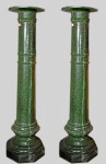 Par de colunas italianas estilo renascentista ao gosto neoclássico, em pó de mármore verde, tampo oval fuste cilíndrico, med. 36 x 25 x 115cm.
