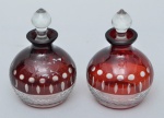 Par de perfumeiros estilo Luiz XVI, em cristal overlay double ruby lapidado em cabochões e carreaux, alt. 12cm.