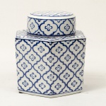 Caixa tea cady hexagonal chinesa ao gosto da dinastia Ming, em porcelana blue and white, med. 15 x 15 x 17cm.