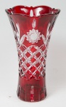 Vaso estilo Luiz XV, em grosso cristal overlay double ruby, lapidado e bizotado em palmas e carreaux, alt. 24cm.