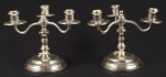 CHRISTOFLE - Excepcional Par de candelabros p/ 03 velas franceses circa 1930 estilo art deco, em metal espessurado a prata finamente cinzelado, contrastados, alt. 18cm.