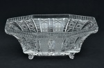 BOHEMIA - Grande centro de mesa navette tcheco, em cristal lapidado e finamente bizotado c/ estrelas, bordas rendada, med. 31 x 21 x 12cm. (3 pés c/ lascado).