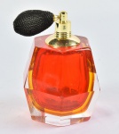 Perfumeiro c/ borrifador estilo art deco, em grosso cristal translucido, interior double vermelho, detalhes dourados, alt. 10cm.