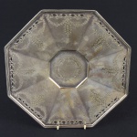 SHEFFIELD - Fruteira inglesa circa 1900 estilo vitoriano, em metal espessurado a prata e cinzelada, contrastada, med. 26 x 26cm.