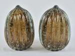 Par de grandes pinhas estilo art deco, em vidro murano âmbar, bojos gomados c/ pigmentação interna a ouro, alt. 16cm.