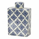 Tea caddy chines, em porcelana blue and white decorada c/ rosáceas, alt. 18cm.