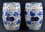 Par de grandes tamboretes (seat garden) chineses ao gosto dinastia Ching, em porcelana blue and white decorada c/ flores, med. 27 x 45cm.