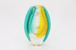 Vaso estilo art deco, em vidro murano translucido decorado c/ nuances verdes e amarelas, internamente c/ bolhas decorativas, alt. 22cm.