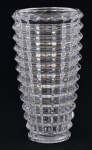 Vaso floreira estilo art deco, em grosso cristal ecológico lapidado c/ madras em alto e baixo relevo, alt. 24,5cm.