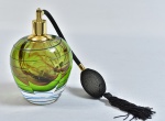 Grande perfumeiro c/ borrifador estilo art deco, em bloco de cristal verde e âmbar, guarnição em metal dourado alt. 15cm.