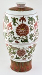 Excepcional e Grande vaso chines Séc. XIX ao gosto da dinastia Ching, em porcelana de pasta dura finamente pintada nas tonalidades rouge de fer e verde, alt. 52cm. (restauro profissional).