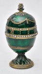 D' APRES FABERGÉ - Caixa porta joias estilo Luiz XVI, em bronze esmaltado na cor verde em formato de ovo c/ pedrarias aplicadas, alt. 10cm.