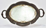 Bandeja provavelmente veneziana estilo barroco, em material sintético c/ fundo espelhado, med. 46 x 27cm.