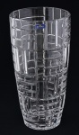 BOHEMIA - Grande vaso floreira tcheco estilo art deco, em grosso cristal lapidado e bizotado em retângulos, selado, med. 15 x 30cm.