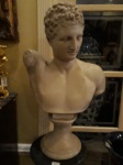 Narciso, excepcional busto italiano circa 1950 estilo clássico ao gosto greco romano, em marmorite branco, alt. 58cm.