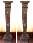 Magnifico Par de colunas italianas estilo renascentista, em mármore breche d'alep, tampo quadrado, med. 26 x 26 x 110cm.